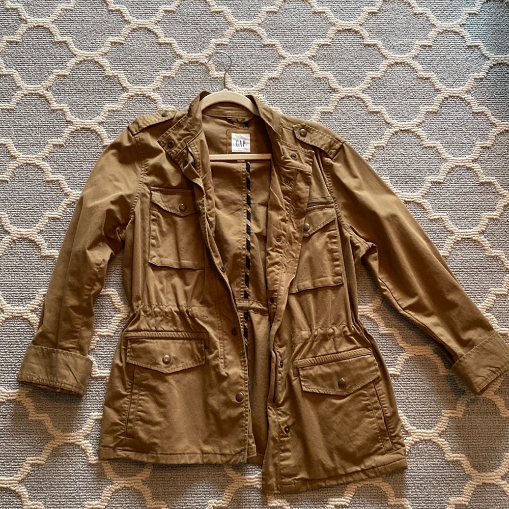 GAP Women’s multi pocket light weight coat! Gently used in great condition!